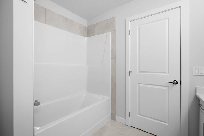 Building Photo - Beautiful Brand New 3 Bedroom/2.5 Bath Upp...