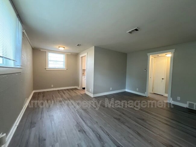 Building Photo - 1100 S 25th St