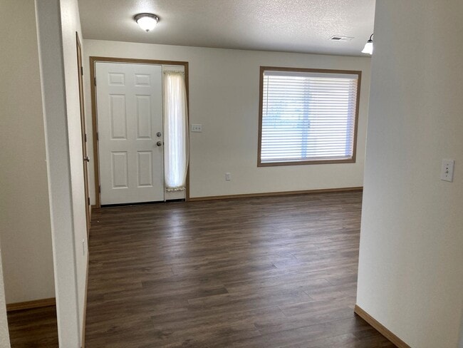 Building Photo - Ranch-Style Home With Gas Fireplace and Washer/Dryer Included! 1 Small Dog Welcome!