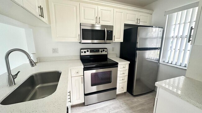 Foto del edificio - 9991 Three Lakes Cir