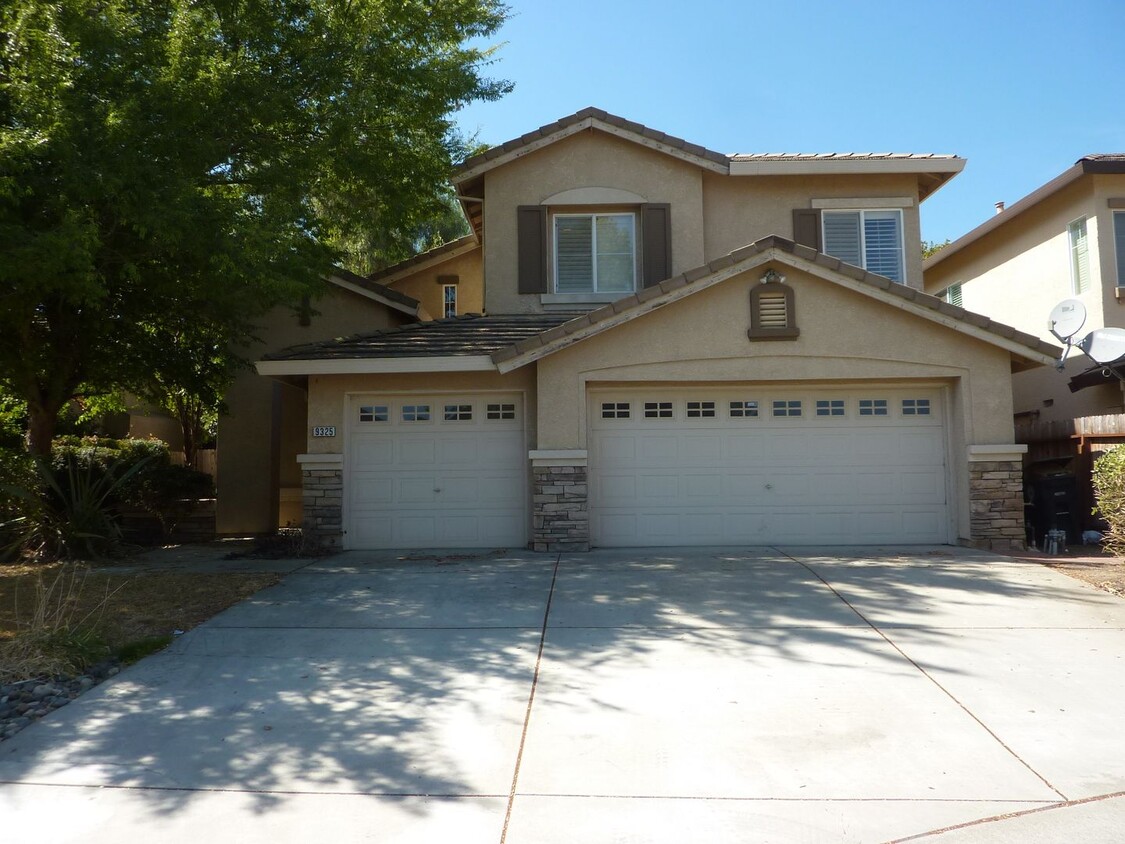 Primary Photo - Large Two Story Home with Bonus Room, Cove...