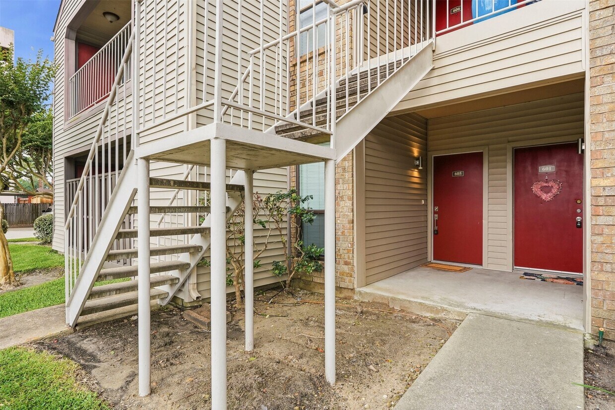 Building Photo - 2025 Augusta Dr