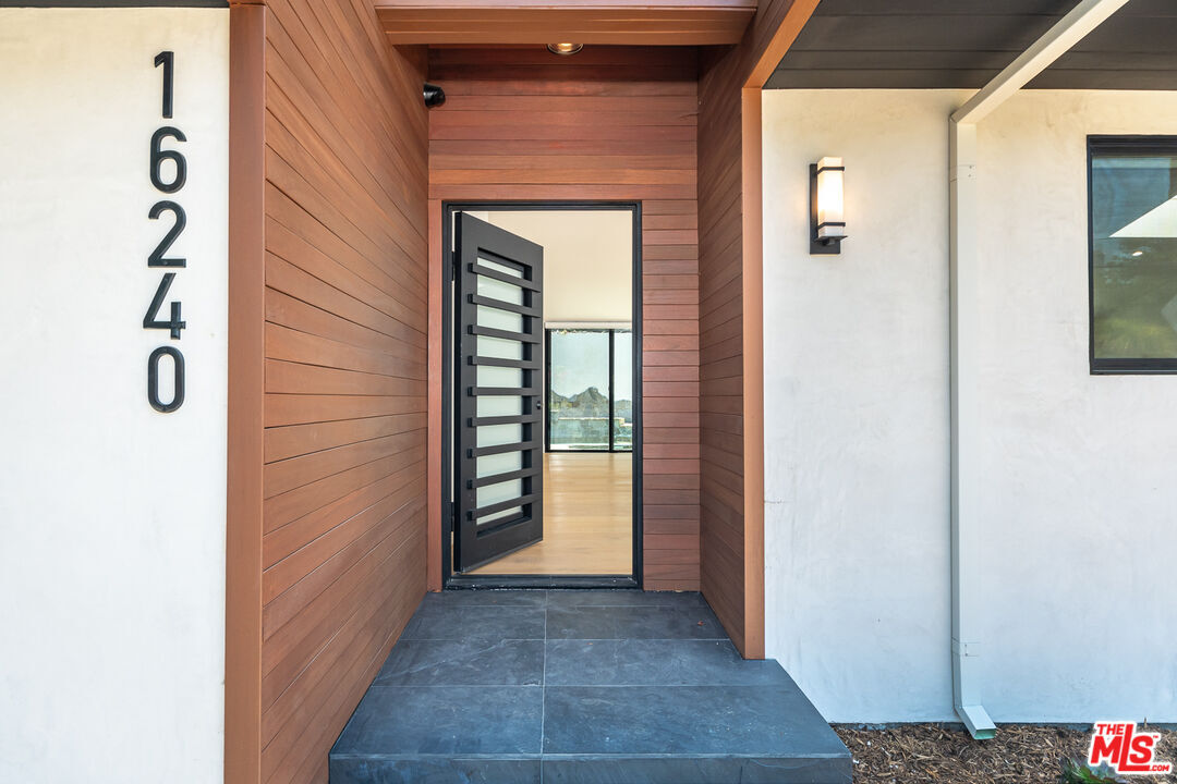 Foto principal - 16240 Dickens St