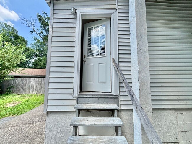 Building Photo - Beechmont Neighborhood - 1 Bed 1 Bath with Balcony and Central Air