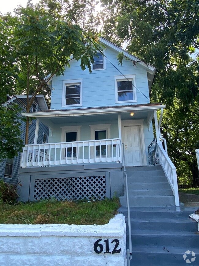 Building Photo - 613 Pine St