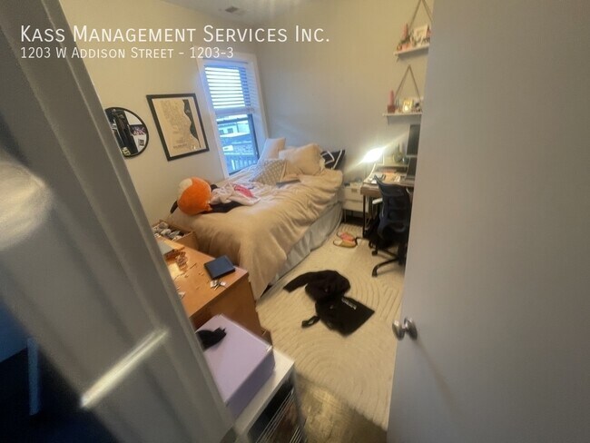 Foto del edificio - 1203 W Addison St