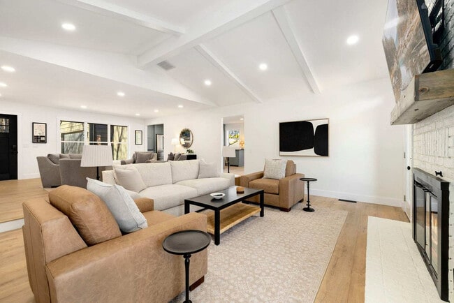 Building Photo - 89 Mayfair Dr