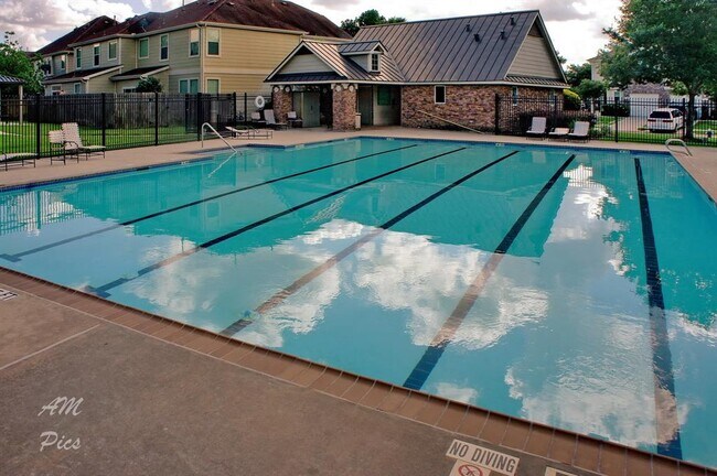 Foto del edificio - 16016 Summerville Lake Dr