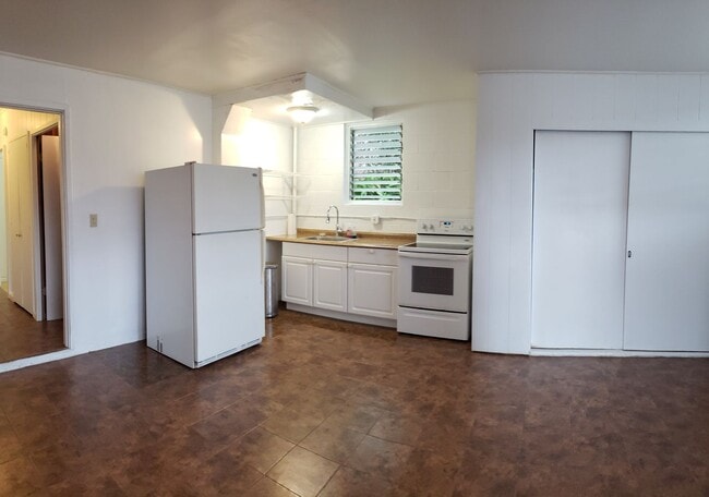 Building Photo - 2 Bedrooms, Pet Friendly, Quite Neighborho...