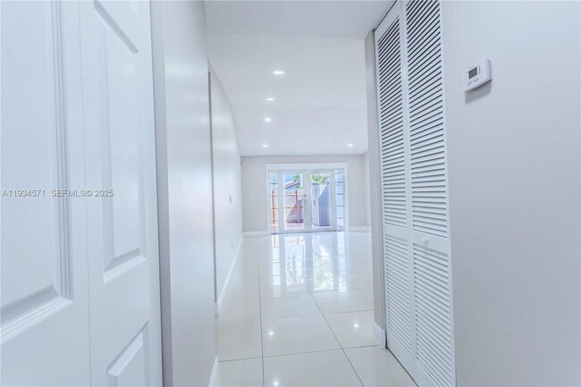 Building Photo - 5145 SW 140th Pl