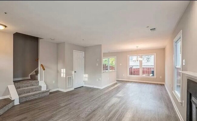 Foto del edificio - 15501 Empress Way