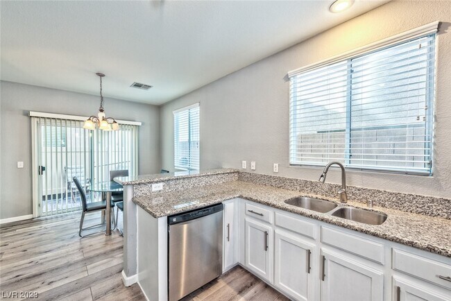 Foto del edificio - 7710 Hampton Cove Ln