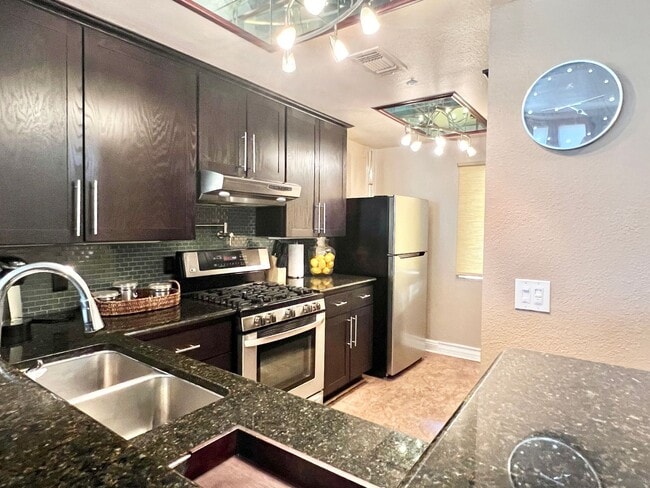 Building Photo - $1000 Off 1st Months Rent! Luxurious 2 Bed/2 Bath Condo: Minutes from the Las Vegas Strip! All Ut...