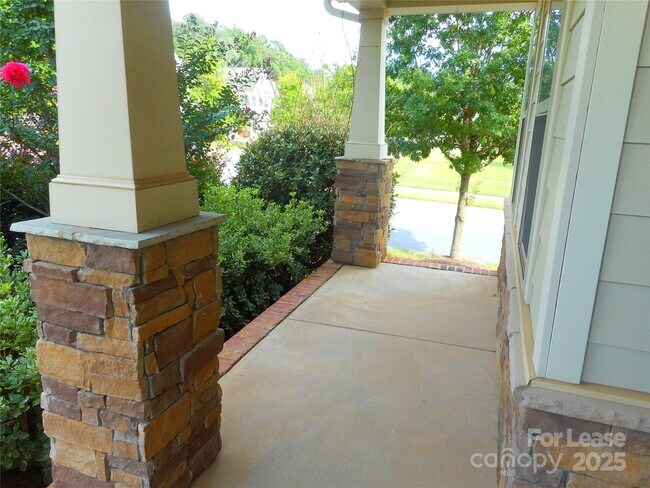 Foto del edificio - 3038 Oakmere Rd