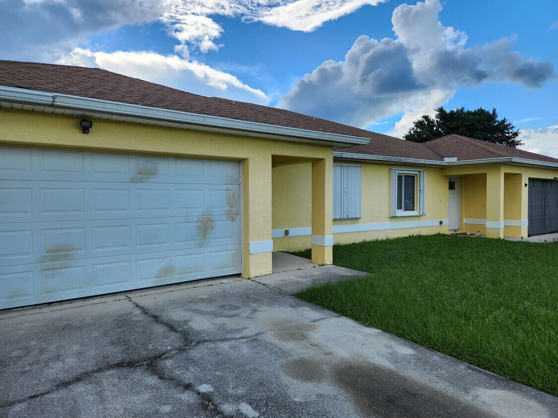 Primary Photo - Charming Duplex 3BR/2BA Central Lehigh Acres
