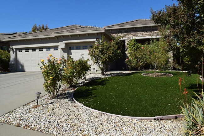 Foto del edificio - Gorgeous Newer 4 Bedroom in Highly sought after Riata Empire Ranch Community!