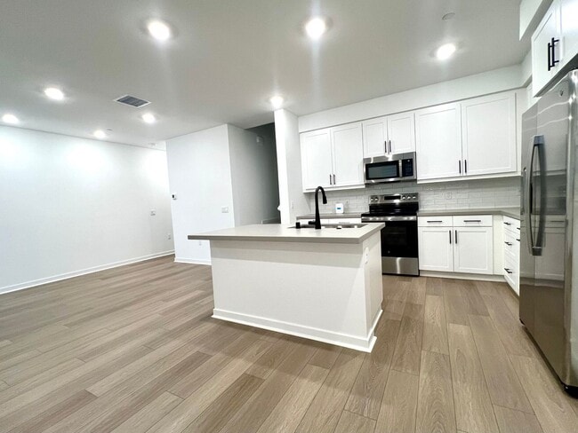 Foto del edificio - Brand New Built 3 Story 2 Bed 2.5 Bath Condo in Eastvale!