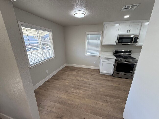 Foto del edificio - 3 Bed| 2 Bath | 1153 SF | Private Driveway | Single Story | Tenant pays $175 monthly for WS&G