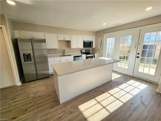 Foto del edificio - Beautifully renovated end-unit townhouse located in Central Virginia Beach