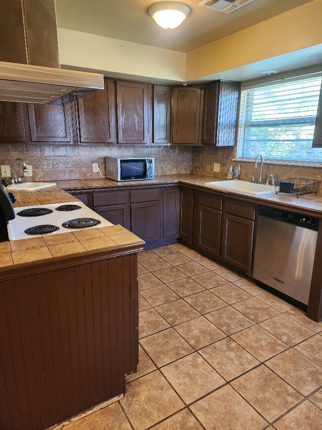 Building Photo - 4906 Yorkshire Dr