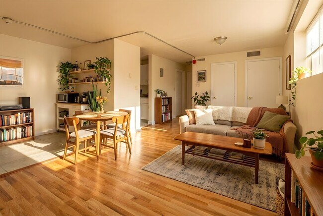 Foto del edificio - 120 Bradlee St