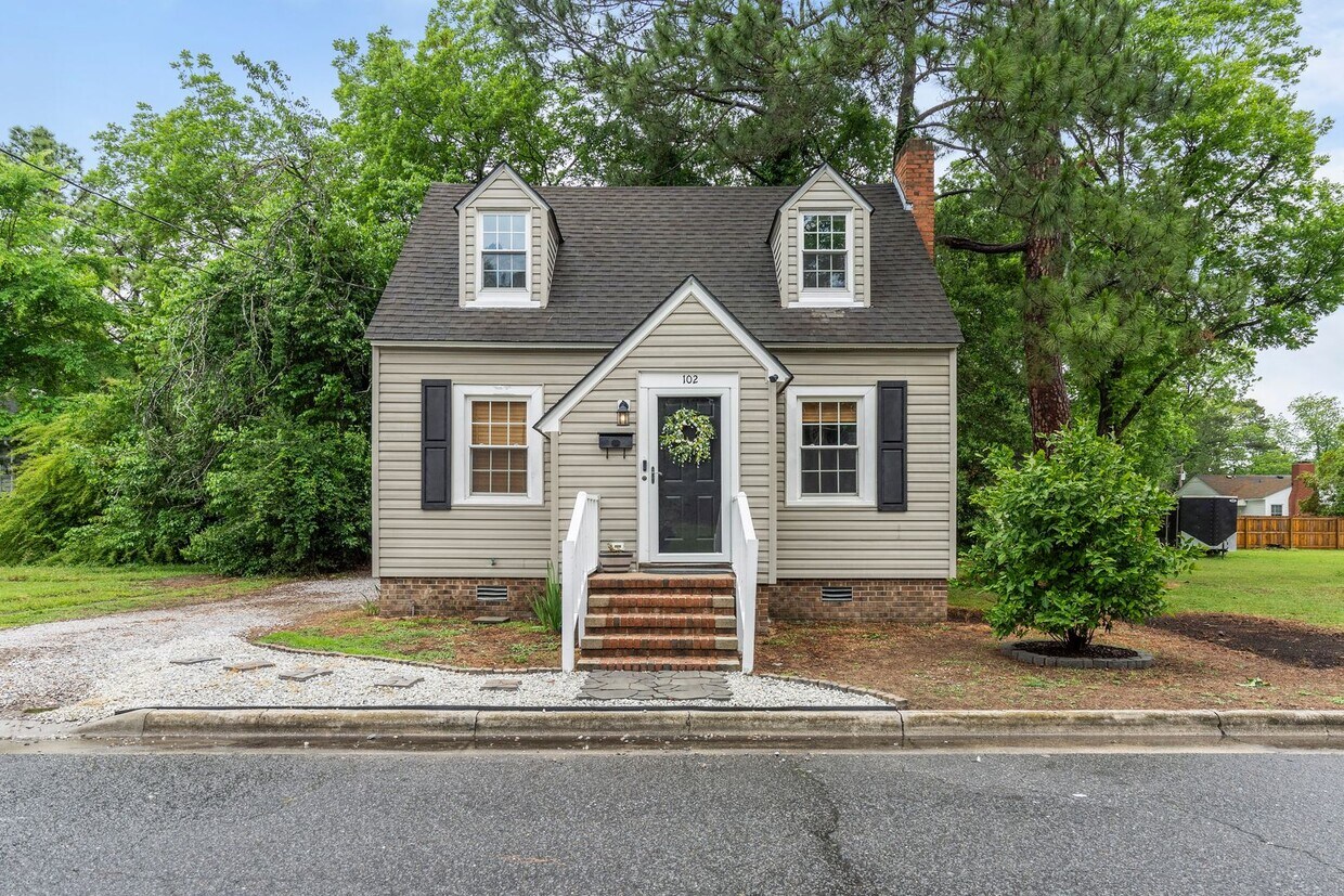 Primary Photo - Updated Bungalow Close to Downtown