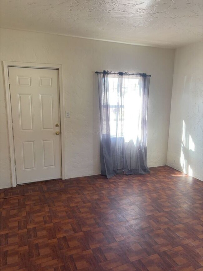 Building Photo - Bright, easy living at this charming 1 bed...