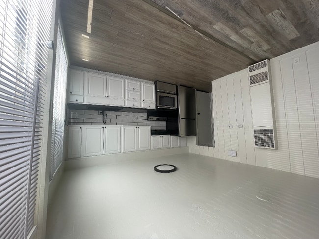 Building Photo - 951 N Redwood Rd