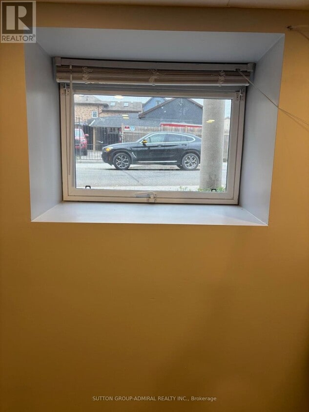 Building Photo - 226 Bay St N