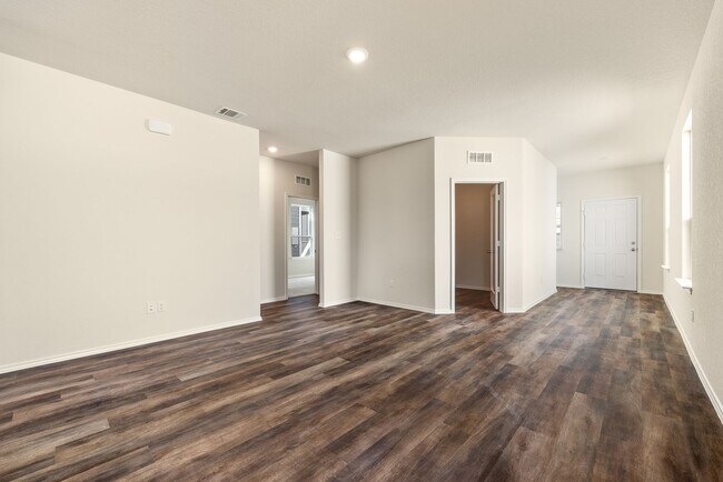 Foto del edificio - Like New Home Located in Creekside Subdivi...