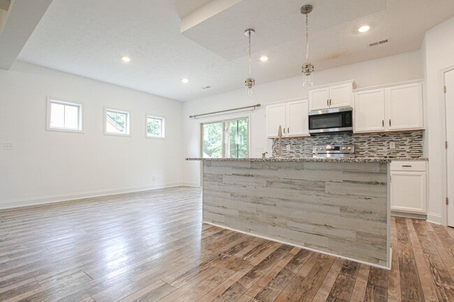 Foto del edificio - Pet Friendly Four Bedroom!