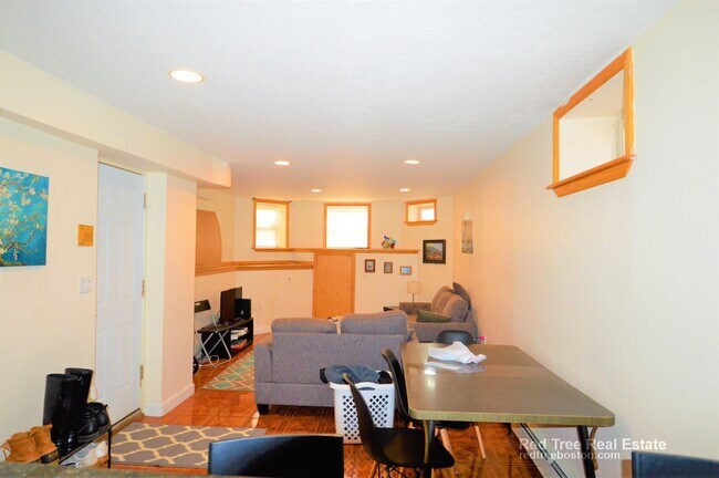 Building Photo - 73 Thatcher St