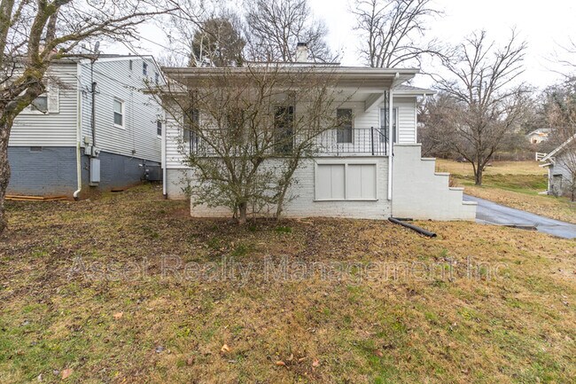 Building Photo - 1701 Lenland Ave