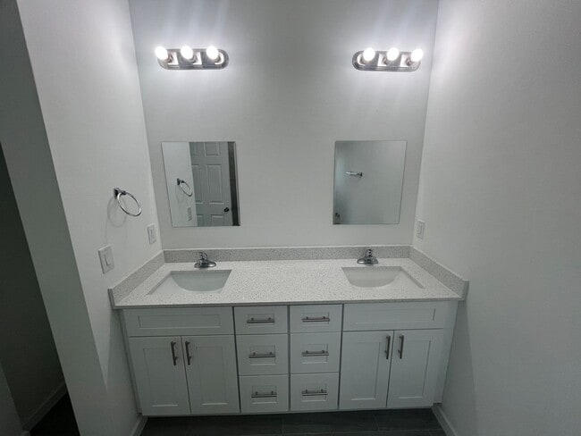 Building Photo - MOVE IN READY & BRAND NEW! Spacious 4 BD/ 2BA/ 2 Car Garage in Lehigh Acres