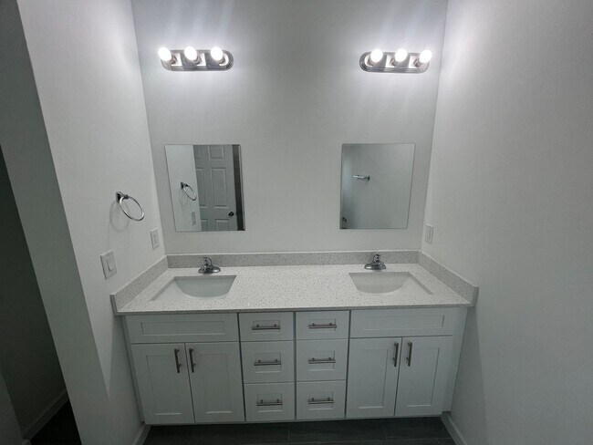 Foto del edificio - MOVE IN READY & BRAND NEW! Spacious 4 BD/ 2BA/ 2 Car Garage in Lehigh Acres