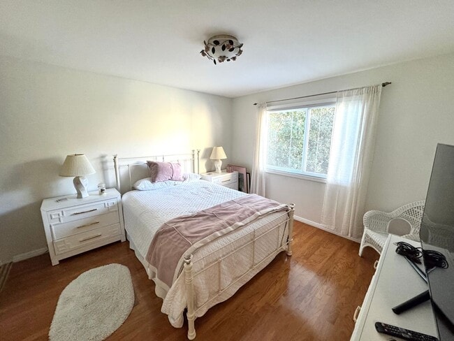 Building Photo - 244