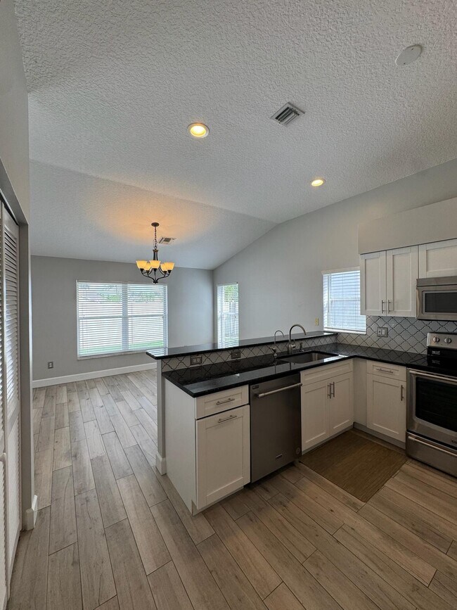 Building Photo - 12872 Meadowbend Dr
