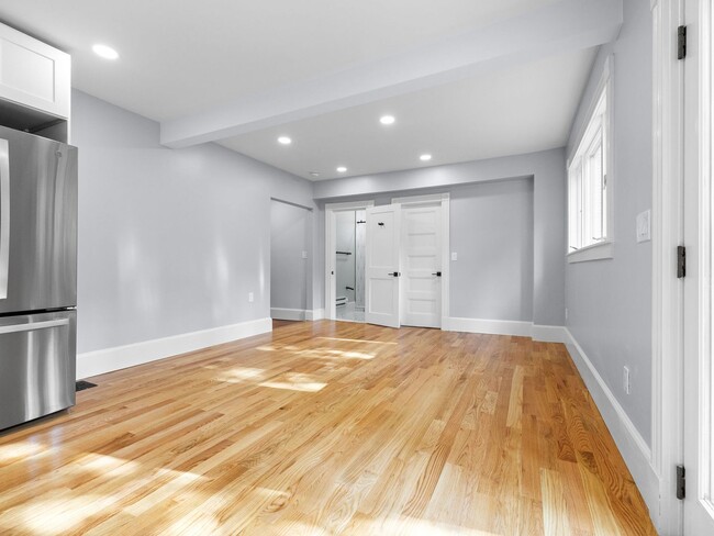 Building Photo - Nicely renovated 3 bed near the Red Line i...