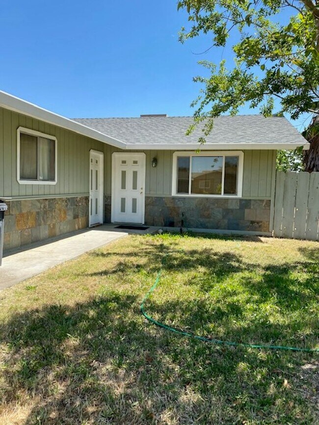 Building Photo - Cute 2 Bedroom 1 Bath Home w/ Large Backyard