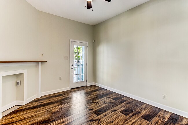 Foto del edificio - 307 W Henry St