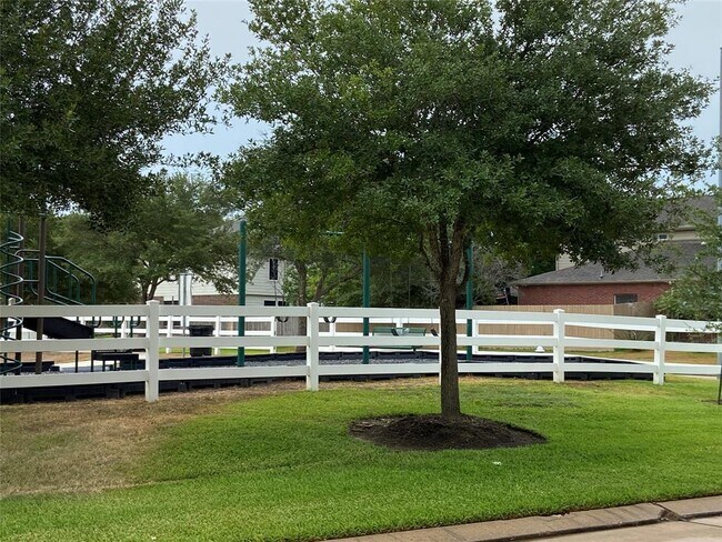 Building Photo - 22030 Willow Shade Ln