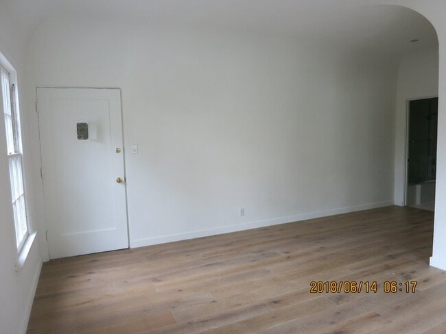 Building Photo - 828 14th St