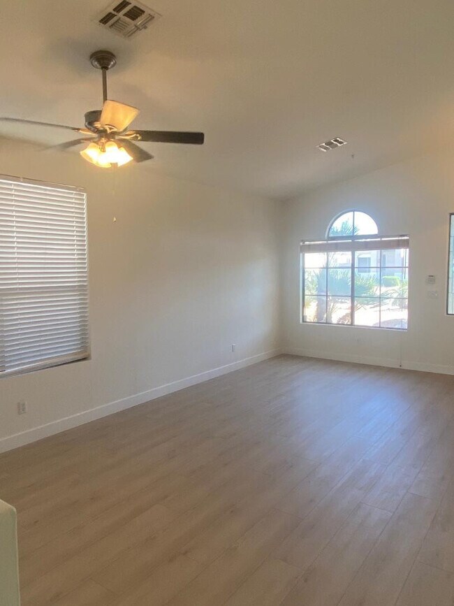 Foto del edificio - 8122 E Theresa Dr