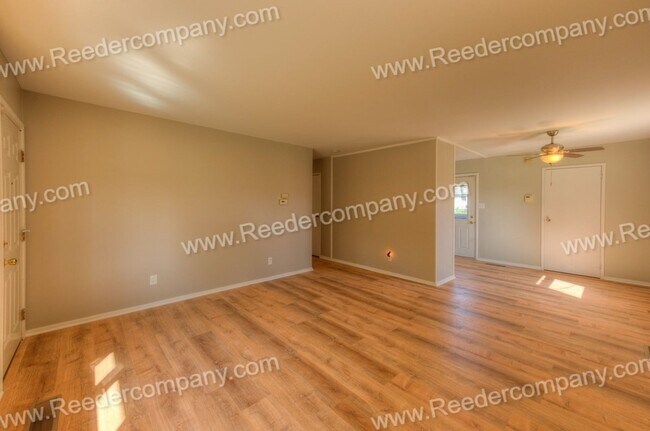 Building Photo - 3 Bedroom / 1 Bathroom Home