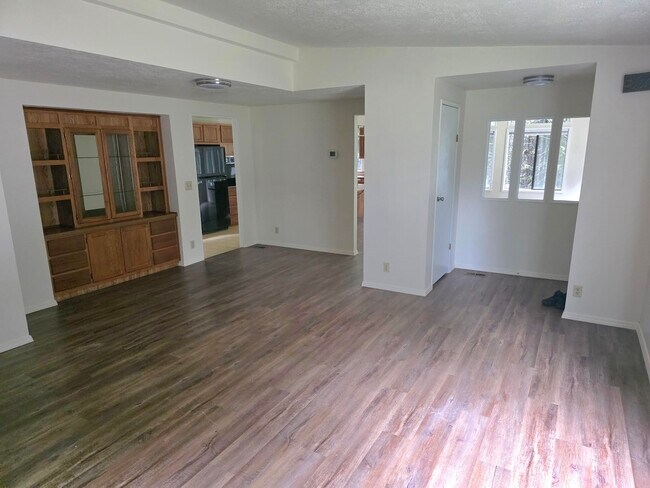 Foto del edificio - 20835 Valsetz Rd