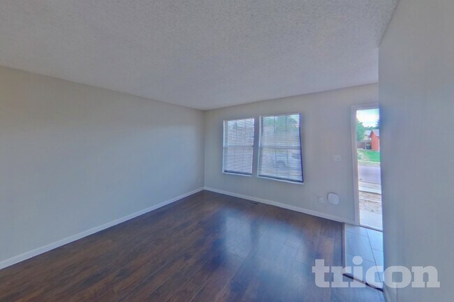 Foto del edificio - 6845 Parkridge Ct