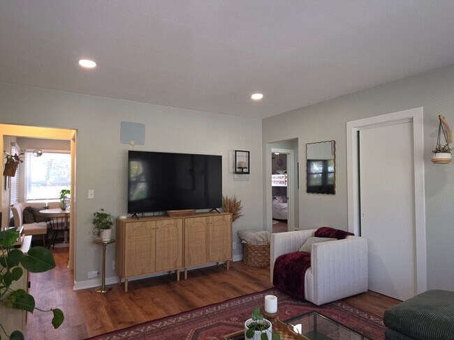 Foto del edificio - Updated Tosa 2 bedroom townhouse