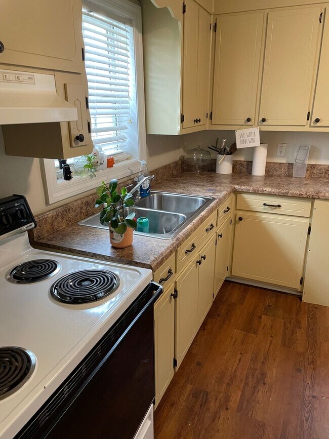 Building Photo - Adorable 2 Bedroom 1 Bath Home