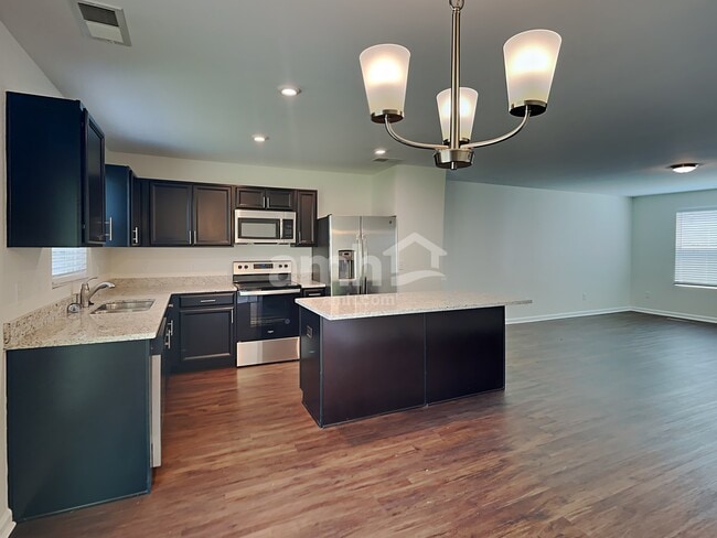 Building Photo - 204 Castlebrook Dr