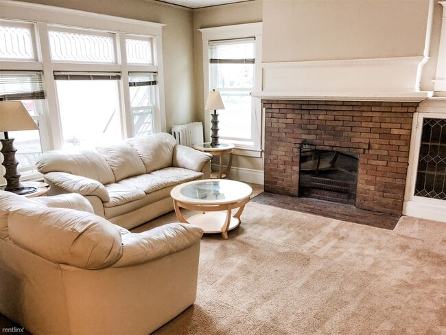 Building Photo - 8 br, 2 bath Triplex - 1026 Oakland Ave A/B